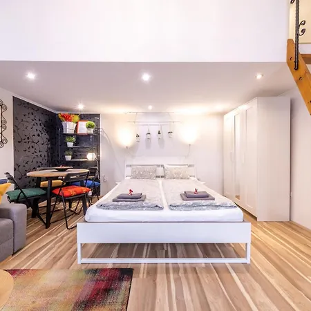 Simona - Lovely In The Downtown . Apartment *