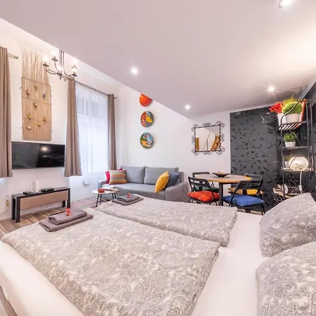 Apartment Simona - Lovely In The Downtown . *