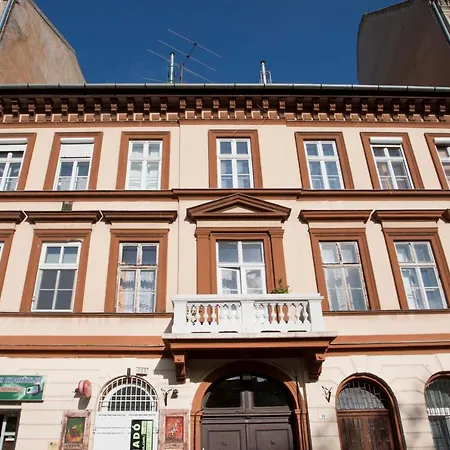 Simona - Lovely In The Downtown . Budapešť